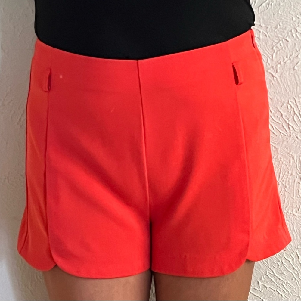Red short